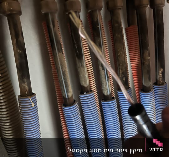 צינורות מתכת עם ציפוי פלסטיק צבעוני